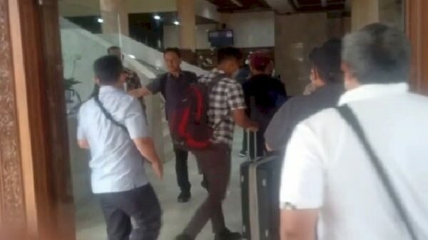 Tak Hanya Geledah Sejumlah Ruangan, Mobil Kasubag DPRD Jatim juga Ikut Diperiksa KPK