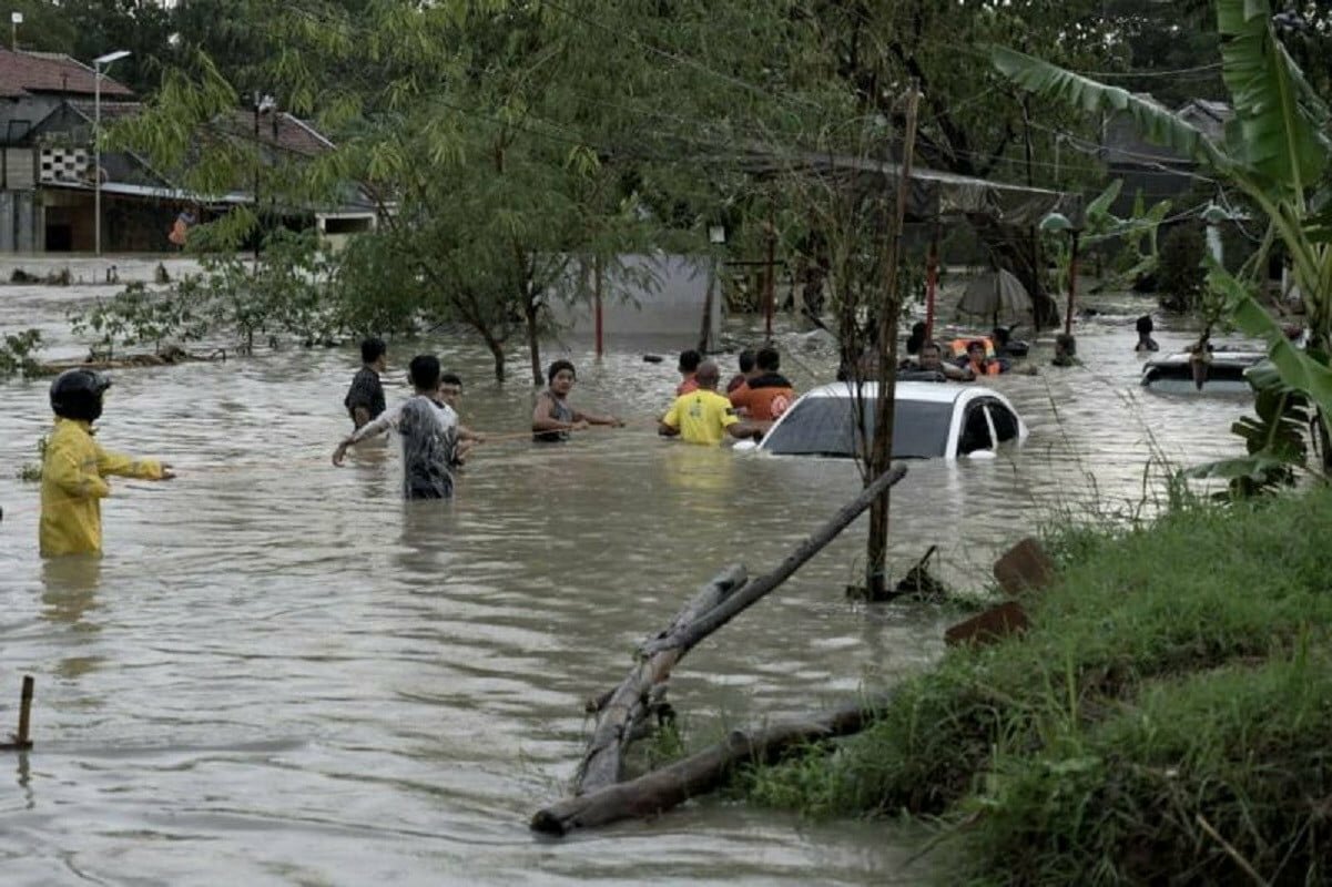 Hujan Deras, Tanggul Jebol, Perum Dinar Indah Semarang Tenggelam, Warga Panik - JPNN.com Jateng