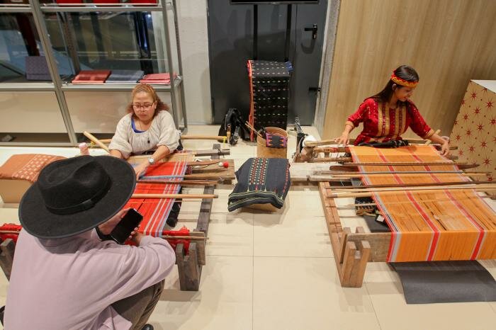 2 Wanita Penenun Asli Manggarai NTT Unjuk Kebolehan, Bikin Kain 4 Meter!