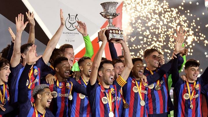 Pemain Barcelona Sergio Busquets mengangkat trofi Piala Super Spanyol setelah berhasil kalahkan Real Madrid dalam pertandingan final Piala Super Spanyol di Stadion King Fahd, Riyadh, Arab Saudi, 16 Januari 2023. Barcelona menang dengan skor 3-1 atar Real Madrid. REUTERS/Ahmed Yosri