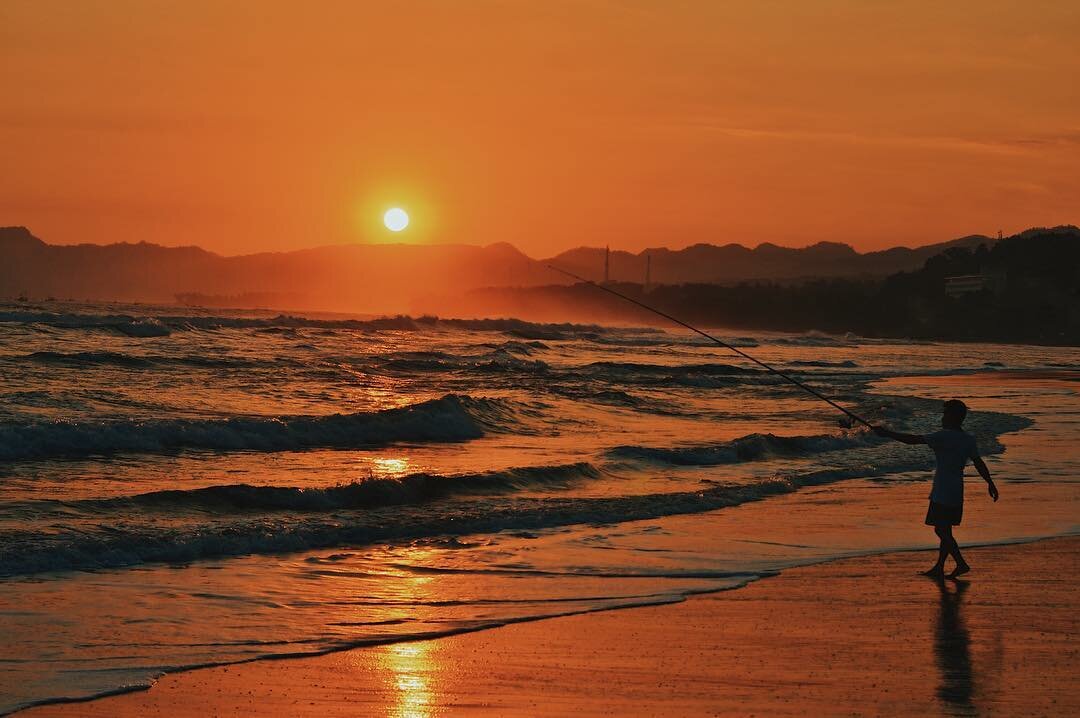 https: img.okezone.com content 2023 02 27 406 2772272 larangan-berbaju-hijau-di-pantai-pelabuhan-ratu-bukan-sekadar-mitos-begini-penjalasan-ilmiahnya-UfeQZUn632.jpg