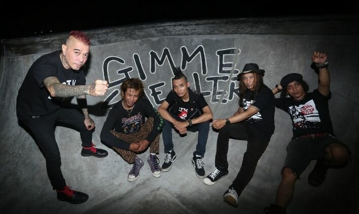 https: img.okezone.com content 2023 03 28 65 2788987 punk-dan-atribut-yang-melekat-di-tubuh-mereka-Dw68MfBpTO.jpg