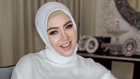 Sebut Sang Idola Mirip Shaun The Sheep Gegara Pakai Coat, Wanita Ini Ngaku Diblock Syahrini: Teteh Aku Cuma Bercanda...