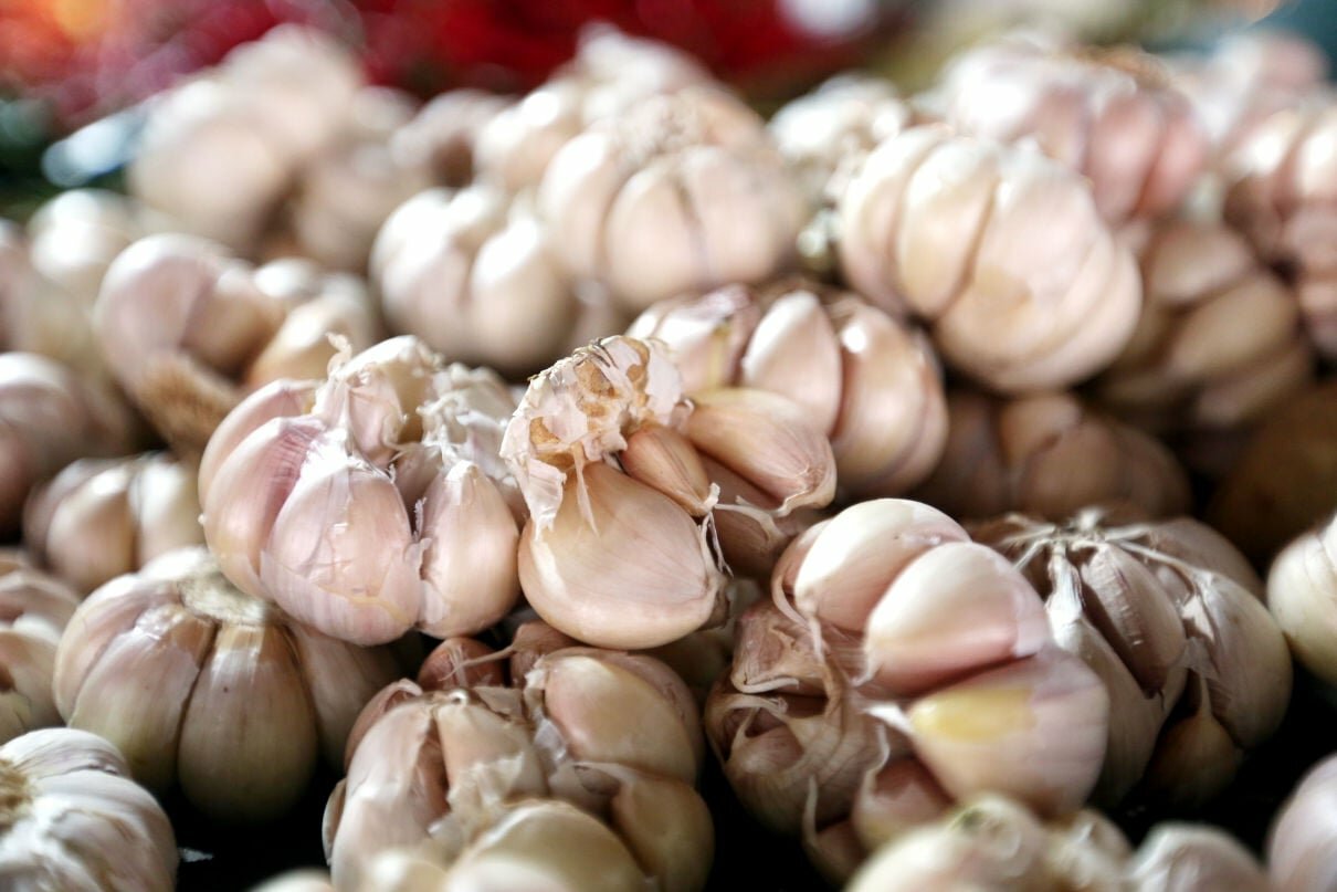 5 Khasiat Rutin Mengonsumsi Bawang Putih Mentah yang Luar Biasa - JPNN.com Jabar