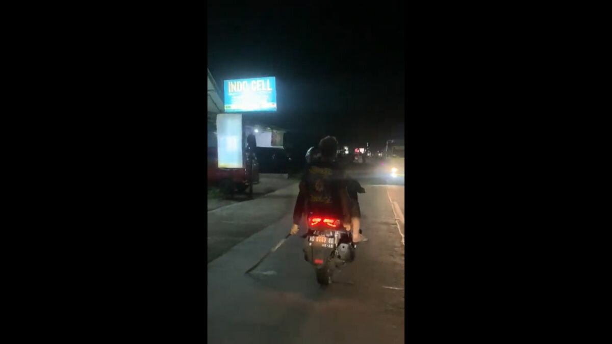 https: img.okezone.com content 2023 04 17 512 2799999 dapat-kiriman-video-pemotor-anakis-gibran-berani-lewat-solo-saya-habisi-nVQ2RGtoru.jpg