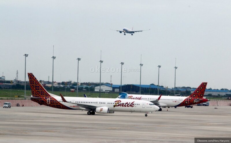 https: img.okezone.com content 2023 04 29 320 2805733 viral-penumpang-panik-gegara-pesawat-berasap-begini-penjelasan-batik-air-DO0QrzL3dj.jpg