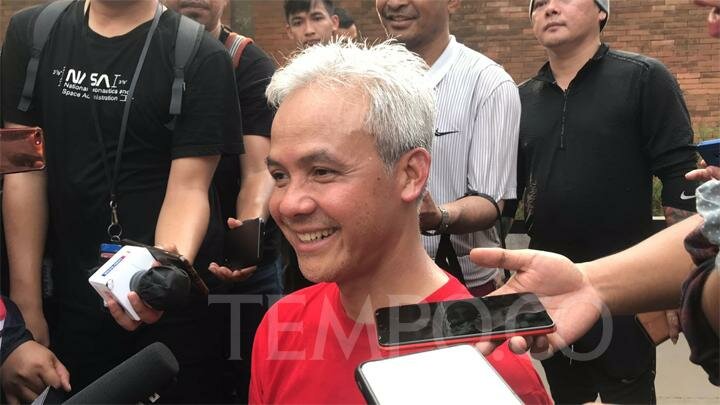 Gubernur Jawa Tengah Ganjar Pranowo menyapa pendukungnya usai berolahraga di Kompleks Gelora Bung Karno, Jakarta, Minggu, 30 April 2023. Bakal calon presiden yang diusung PDI Perjuangan itu berolahraga dengan ditemani sejumlah pendukungnya. TEMPO/Desty Luthfiani