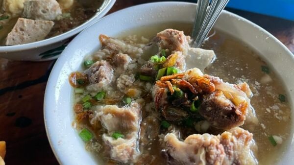 Nikmatnya Bakso Mas Roy dengan Tetelan Iga Sapi dari Resep Warisan Kakek - JPNN.com Jatim