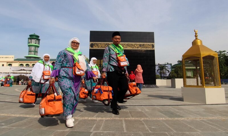 https: img.okezone.com content 2023 06 11 398 2828824 jamaah-haji-diimbau-tak-pakai-perhiasan-mencolok-dan-bawa-uang-banyak-saat-keluar-hotel-tOqtxkcYTk.jpg