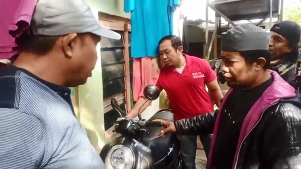 https: img.okezone.com content 2023 06 27 609 2838185 miris-seorang-ibu-curi-motor-majikan-untuk-biaya-anak-sekolah-6qD52skIdh.jpg