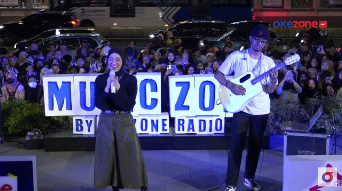 https: img.okezone.com content 2023 08 11 205 2862850 nabila-taqiyyah-bikin-syahdu-music-zone-di-anjungan-sarinah-866NyUlvoH.jpg