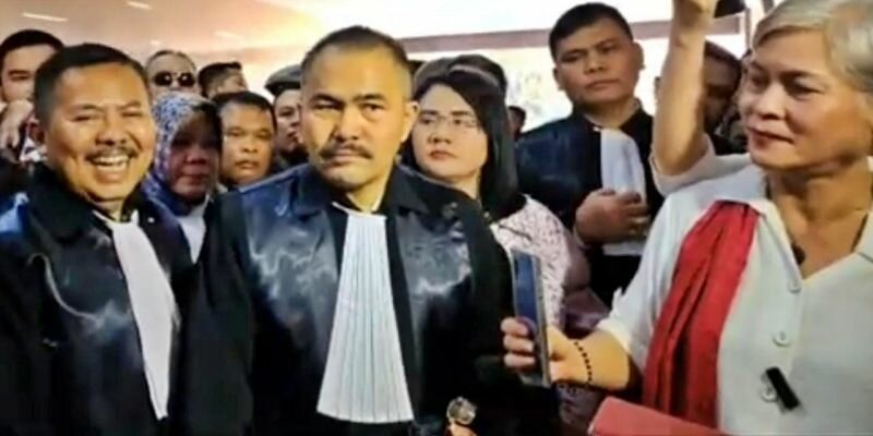 Pakai Toga Khas Pengacara, Kamaruddin Simanjuntak Penuhi Panggilan Bareskrim