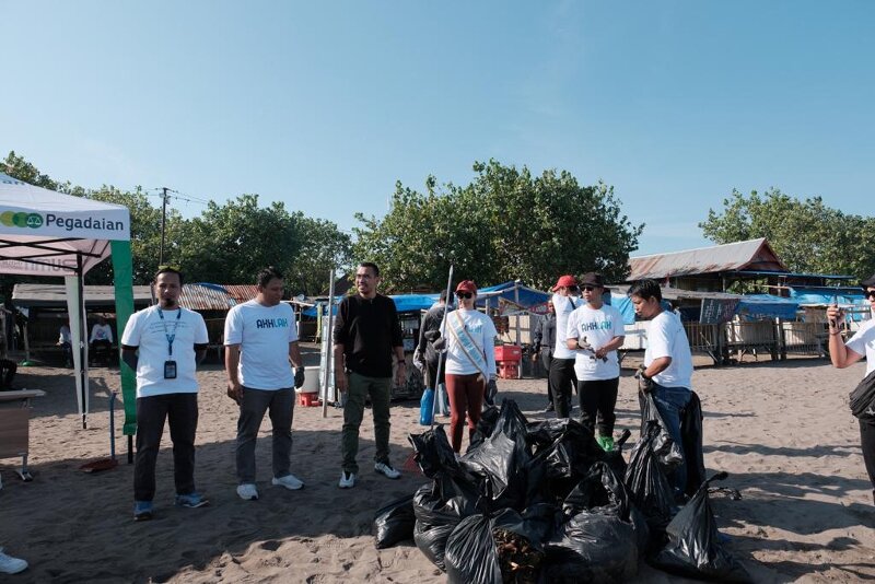https: img.okezone.com content 2023 08 14 1 2864049 pegadaian-dan-masyarakat-kota-makassar-berhasil-kumpulkan-708-kg-sampah-di-pantai-tanjung-bayang-yZM75YmbwJ.jpeg