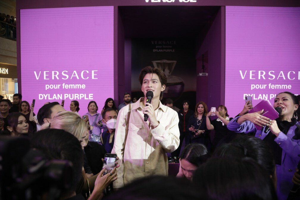Ramai! Pond Naravit Sapa Penggemar di VERSACE Dylan Purple