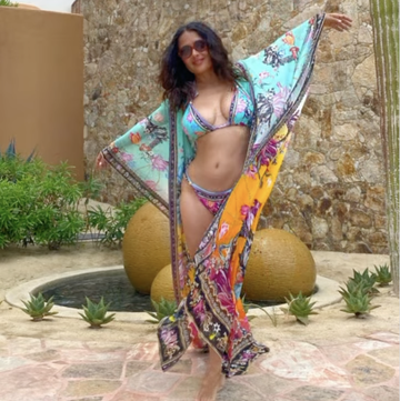 Salma Hayek Tampil Penuh Warna Seperti Kupu-kupu