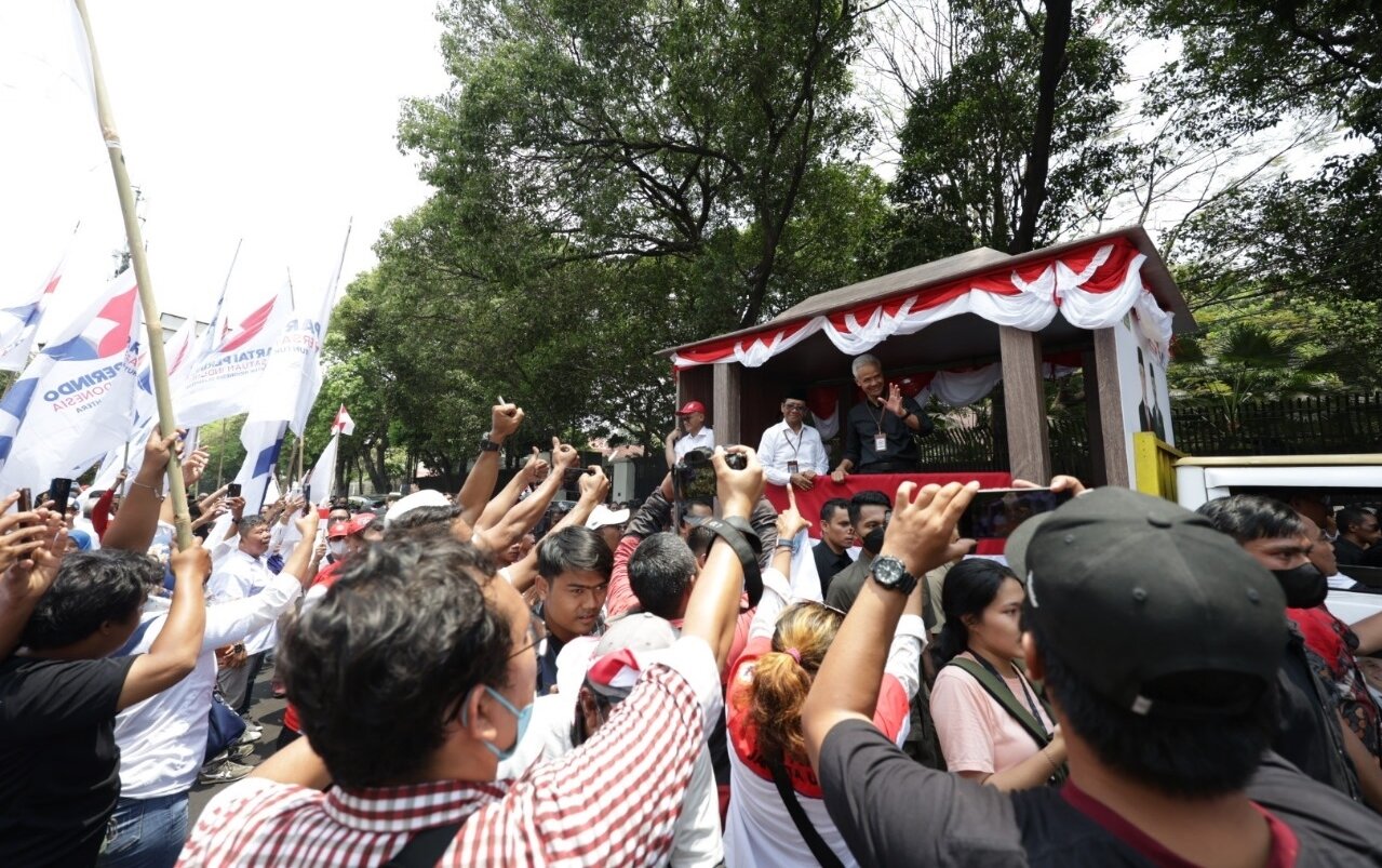 Puluhan Ribu Warga Jalan Kaki Antar Ganjar-Mahfud Daftar ke KPU