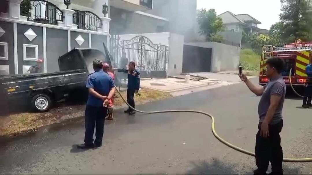 https: img.okezone.com content 2023 10 18 338 2903861 mobil-pikap-di-bogor-terbakar-diduga-korsleting-listrik-5TlsAH00qQ.jpg