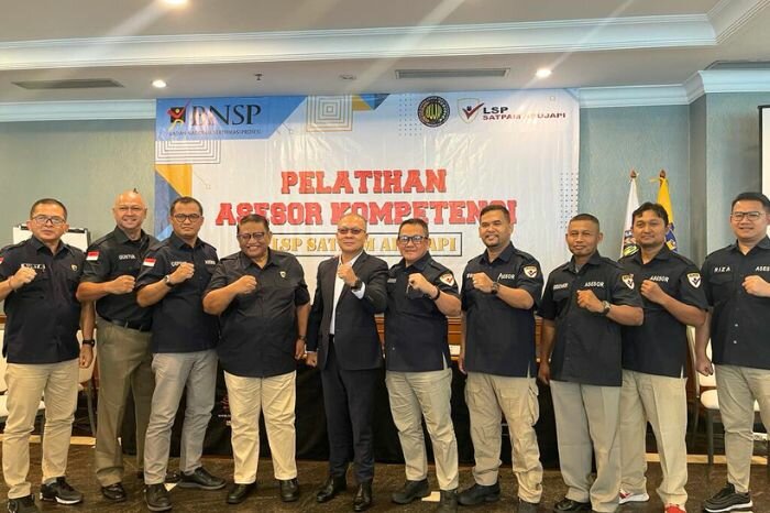 Foto: Adi Mahfudz Wuhadji, Komisioner BNSP dan Brigjen Pol Edy Murbowo, S.IK, M.Si Dirbitpotmas Baharkam Polri di Pelatihan Asesor Kompetensi LSP SATPAM ABUJAPI, Jakarta (27/11/23). (Doc.Ist)