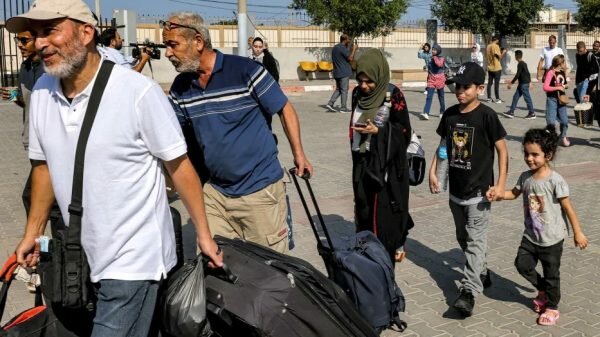 https: img.okezone.com content 2023 11 02 18 2913241 pertama-kalinya-wna-dan-warga-palestina-yang-terluka-diizinkan-tinggalkan-gaza-sejak-perang-israel-hamas-berkobar-pQwDqW1g7R.jpg