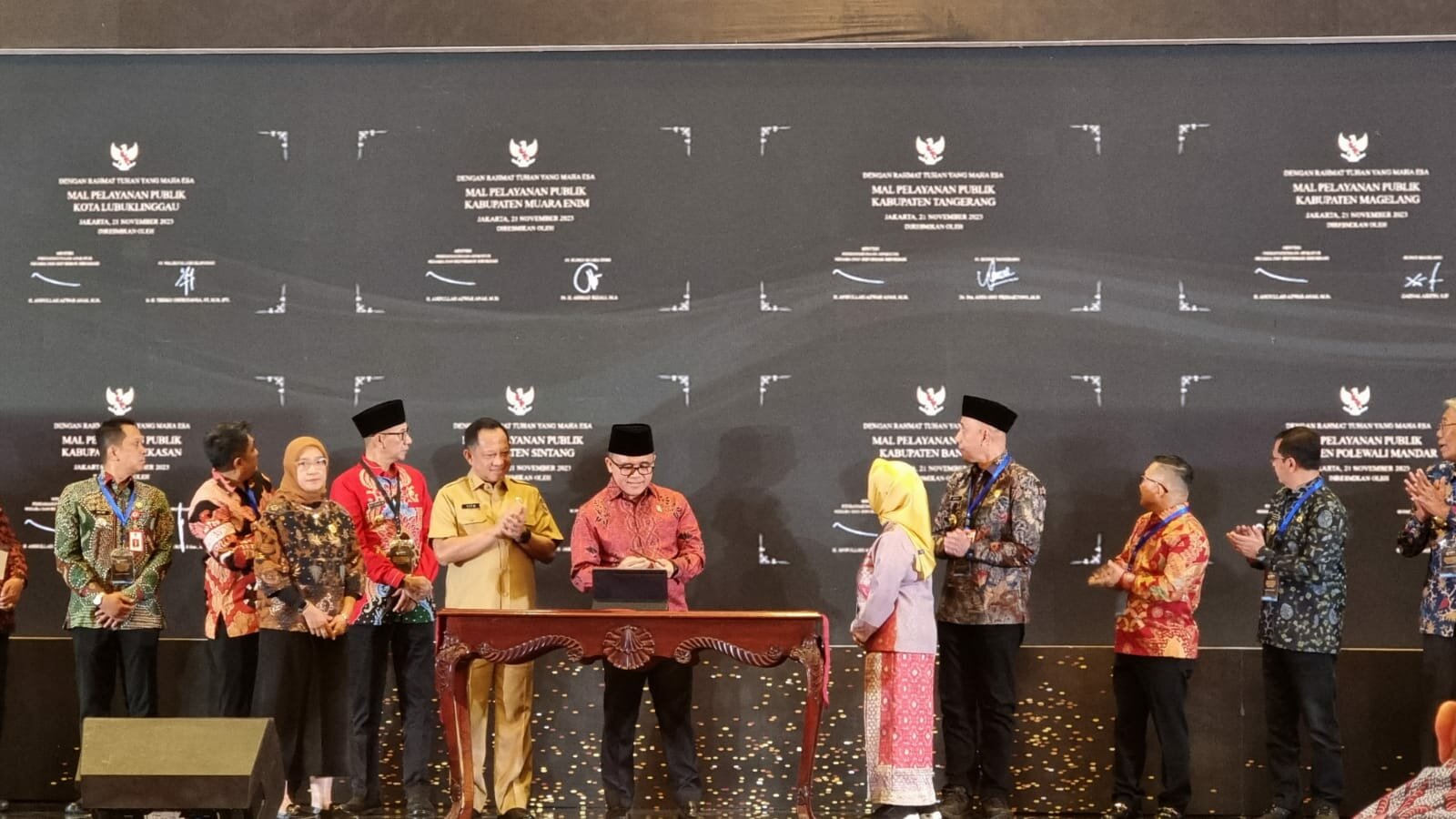 Foto: Peresmian Mal Pelayanan Publik (MPP) Kabupaten Bangkalan yang dilakukan oleh Menteri Pendayagunaan Aparatur Negara dan Reformasi Birokrasi. Pj. Bupati Bangkalan, DR. H. Arief M Edie, M.Si, tampak hadir bersama Kepala Dinas PMPTSP dan Kepala Bagian Organisasi Setda Kabupaten Bangkalan. (Doc.Ist)
