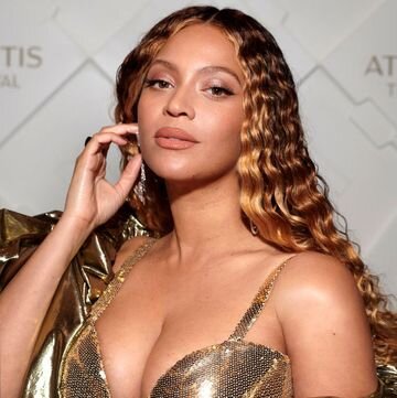 Beyoncé Tampil Langka di Karpet Merah dengan Gaun Bermotif serta Belahan Paha yang Membuat Jantung Berdebar