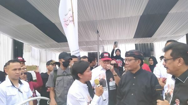 https: img.okezone.com content 2023 12 10 525 2936009 disapa-langsung-cawapres-mahfud-md-warga-kbb-curhat-soal-mahalnya-sembako-rVInPObSf0.jpg
