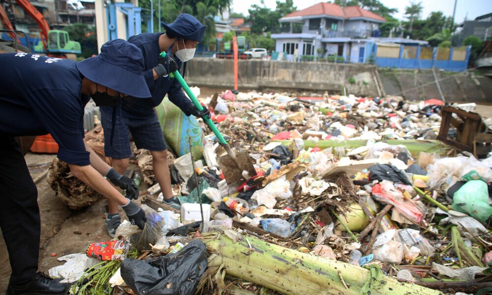 Tiga Lembaga Lakukan Audit Sampah Sungai Ciliwung dan Akan Tagih Janji Peta Jalan Pengurangan Sampah