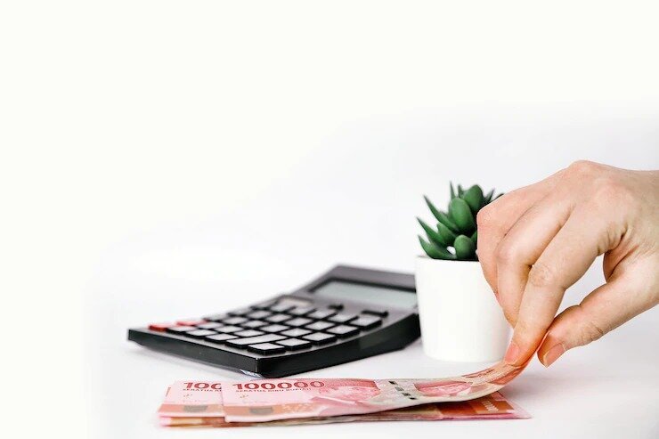 https: img.okezone.com content 2023 12 07 320 2934794 ojk-minta-masyarakat-jangan-utang-pinjol-buat-gaya-hidup-8iQc64PQgS.jpg