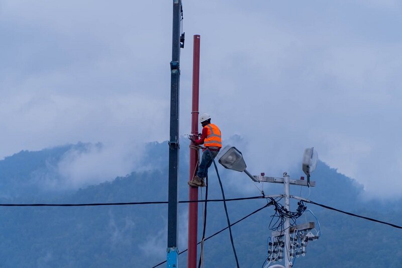 https: img.okezone.com content 2023 12 27 1 2945866 pln-sambung-jaringan-listrik-di-3-desa-kabupaten-jayapura-279-kk-kini-terang-benderang-menyala-24-jam-ZthTjHPo81.jpg