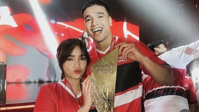 Momen Fuji dan Fadly Faisal Menang Tanding Badminton, Kompak dan Kocak Banget!