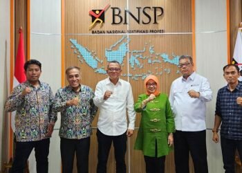 Foto : Badan Nasional Sertifikasi Profesi (BNSP) dan Lembaga Pengembangan Jasa Konstruksi (LPJK) PUPR. Pertemuan ini dihadiri oleh Ir. Ludi Eqbal dan Seno (LPJK PUPR), Syamsi Hari, Ulfah Mashfufah, NS. Aji Martono, dan Ade S (BNSP) Kerjasama Sinergis dalam Menciptakan Standar Sertifikasi Unggul, Jakarta (17/1/24). (Doc.BNSP)
