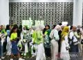 Batik berpadu busana hijau neon warnai area konser NCT 127 Jakarta