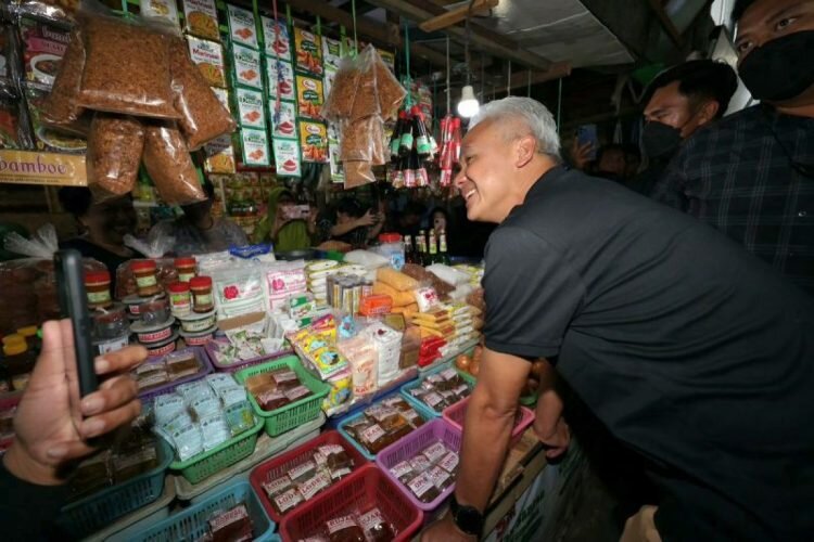 Blusukan di Pasar Pucang, Ganjar sebut harga cabai mulai turun&nbsp;