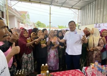 https: img.okezone.com content 2024 01 06 1 2950650 caleg-partai-perindo-berman-nainggolan-gelar-bazar-minyak-goreng-murah-di-jatinegara-KSc5u1dsuH.jpg