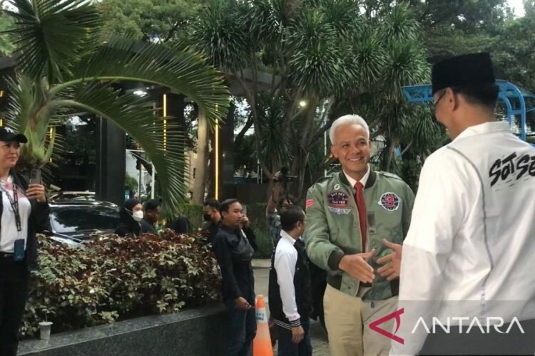 Ganjar-Mahfud kompak kenakan jaket bomber ala “Top Gun”
