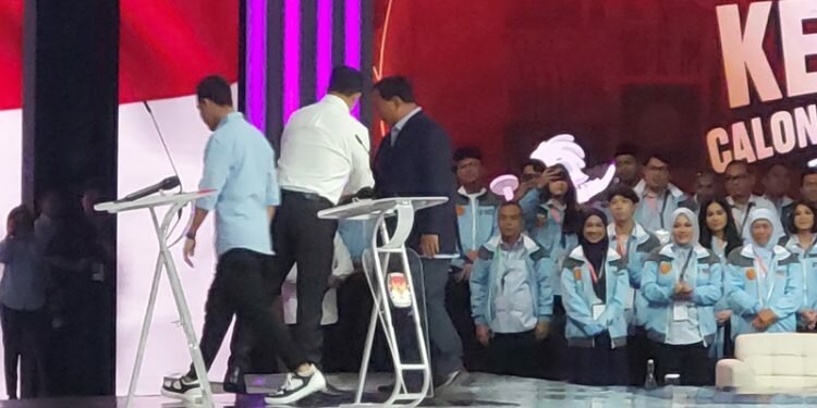 Gibran Ingatkan Prabowo Salami Anies di Acara Debat Keempat