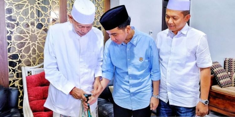 Gibran kunjungi kediaman Ayip Thohir di Cirebon
