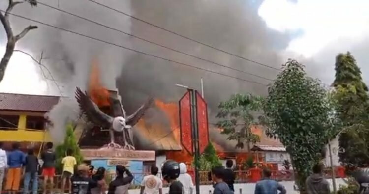 https: img.okezone.com content 2024 01 07 609 2950926 kebakaran-hebat-melahap-gedung-smp-di-sulsel-kerugian-ditaksir-miliaran-rupiah-EkmhFFFgFA.jpg