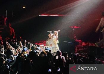 Konser perdana di Jakarta, LUCY tampil spektakuler hingga biola putus