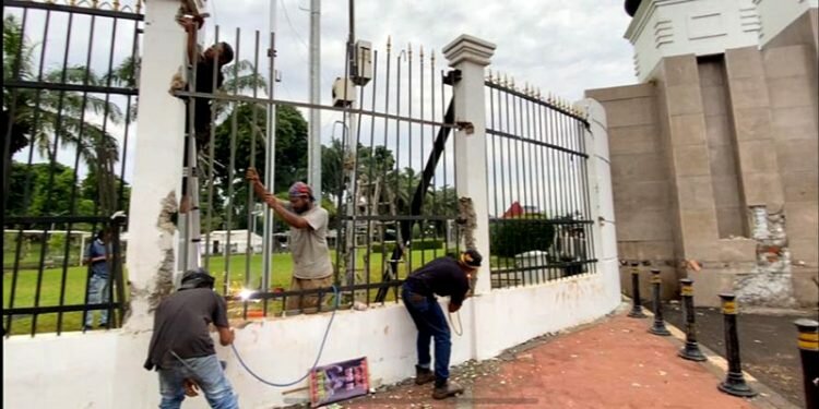 Pagar Gedung DPR RI Langsung Diperbaiki Usai Dirusak Oknum Massa Apdesi