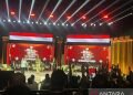 Pendukung Ganjar-Mahfud&nbsp;acungkan 3 jari saat Prabowo&nbsp;pidato