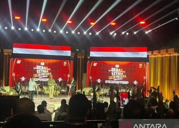 Pendukung Ganjar-Mahfud&nbsp;acungkan 3 jari saat Prabowo&nbsp;pidato