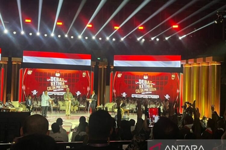 Pendukung Ganjar-Mahfud&nbsp;acungkan 3 jari saat Prabowo&nbsp;pidato