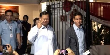 Prabowo-Gibran kompak tunjukkan dua jari hadapi debat ketiga