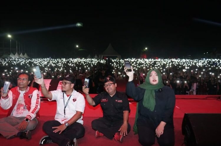 https: img.okezone.com content 2024 01 14 519 2954559 relawan-asandra-bersama-puluhan-ribu-warga-malang-hadiri-pesta-rakyat-ganjar-mahfud-pZ6nyYhROC.jpg