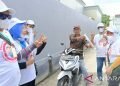 Relawan Prabowo-Gibran bagikan susu dan cendera mata di Samarinda