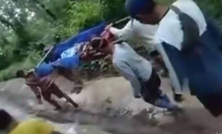 https: img.okezone.com content 2024 01 07 525 2950923 viral-warganya-terpaksa-ditandu-gegara-jalan-rusak-begini-komentar-wabup-sukabumi-6JiJFFWlU9.JPG