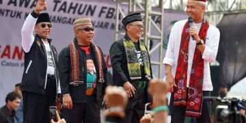 Moment Lucu Terjadi Saat Ganjar Tukeran Peci Dengan Pendukungnya: Maaf Pak, Pecinya Kekecilan