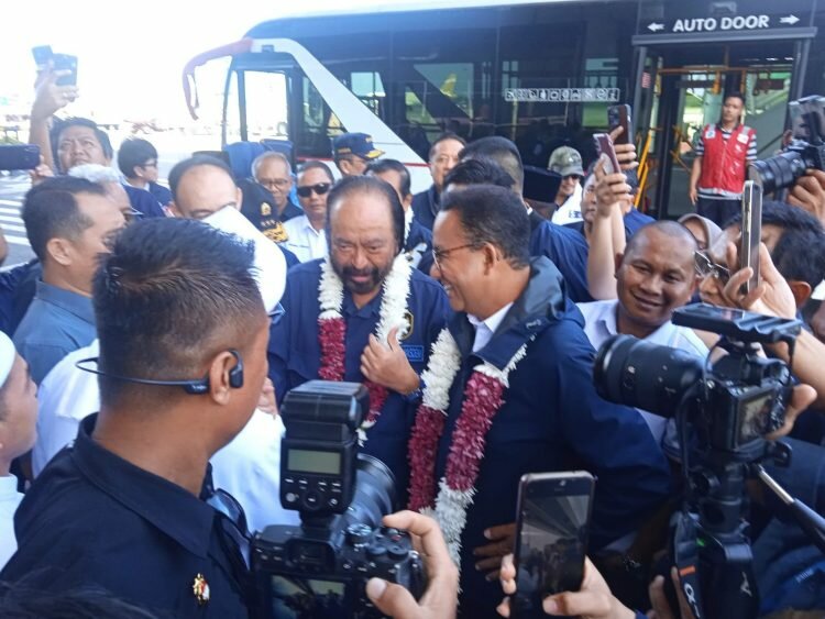 Anies Disambut Lautan Manusia di Bandara Kualanamu, Lihat Wajah Surya Paloh! - JPNN.com Sumut