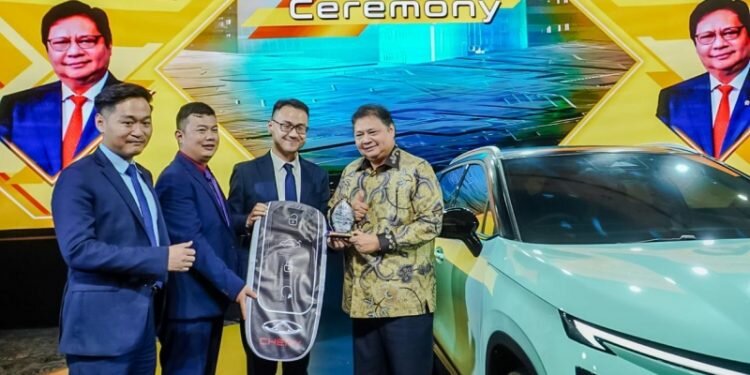 Menko Airlangga Dorong Produksi <i>Electric Vehicle</i> Lebih Kompetitif